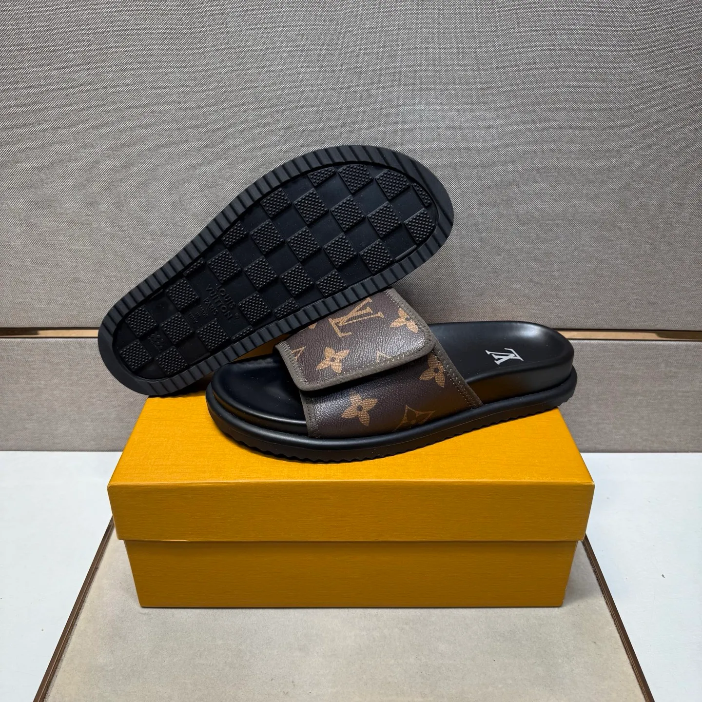 ⬛️Men's shoes 💰p320 [LV～] Men's casual slippers 2025z cabinet sales simultaneously 🔶Size: 38-44 #️⃣ 🔷3 colors🔜The upper is made of multi-material splicing ➕Genuine leather lining, comfortable and breathable, sole: original comfortable and wear-resistant outsole, ⚠️real thing📱photographed🎬real thing is better📢📢📢